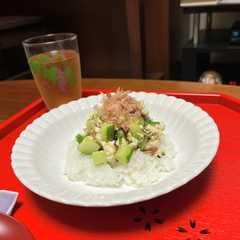 รูปของ あっさり豆腐ときゅうりと塩昆布のサラダ飯