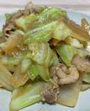 キャベツと玉ねぎと豚こまの炒め物♡