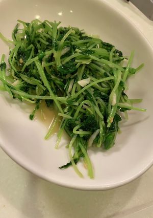 簡単 豆苗のガーリック炒め 台所菜園も可-レシピのメイン写真