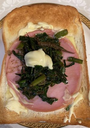 ニラとイカスミとハムチーズのトースト-レシピのメイン写真