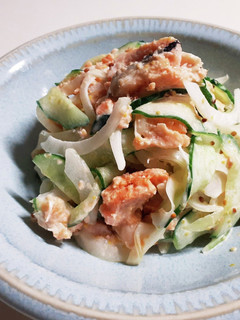 鮭の中骨缶詰と玉ねぎの粒マスタードサラダ-レシピのメイン写真