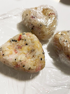 ごま油イワシ節梅の醤油混ぜ込みおにぎり-レシピのメイン写真