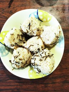 さざめといりごまの蕎麦つゆおむすび-レシピのメイン写真