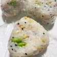 卵と枝豆と梅の天然塩おにぎり
