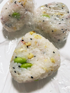 卵と枝豆と梅の天然塩おにぎり-レシピのメイン写真