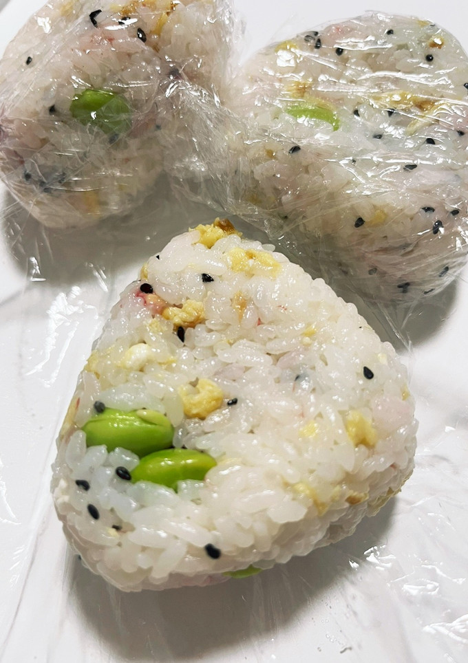 卵と枝豆と梅の天然塩おにぎり-レシピのメイン写真