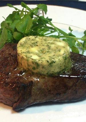牛赤身肉のカフェド･パリ･バターステーキ-レシピのメイン写真