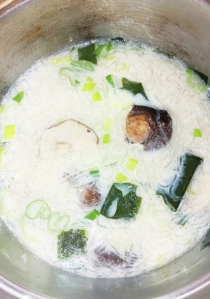 椎茸春雨の豆乳スープ鶏がらウェイパー　-レシピのメイン写真
