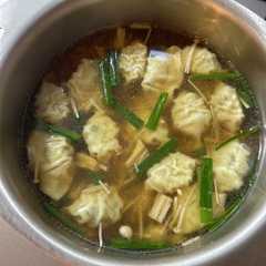 รูปของ 【即席】冷凍餃子の中華スープ