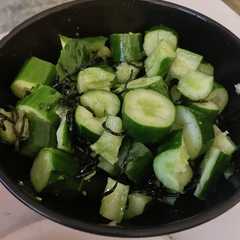 รูปของ きゅうりの塩昆布和え