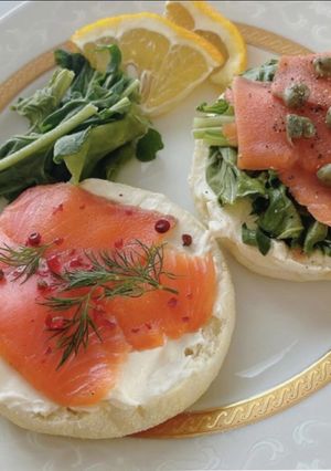 スモークサーモン&クリームチーズパン朝食-レシピのメイン写真