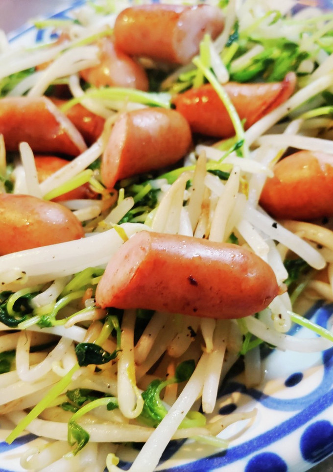 もやしと豆苗とウィンナー炒め-レシピのメイン写真