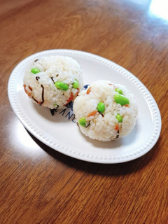 さっぱり♡梅枝豆塩こんぶのおにぎり-レシピのメイン写真
