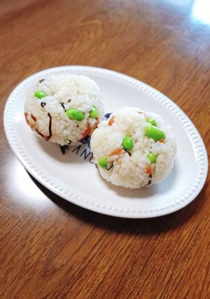 さっぱり♡梅枝豆塩こんぶのおにぎり-レシピのメイン写真