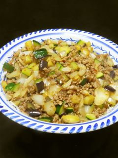 豚挽き肉と角切り夏野菜のエスニック炒め丼-レシピのメイン写真
