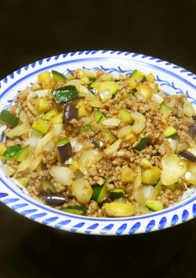 豚挽き肉と角切り夏野菜のエスニック炒め丼-レシピのメイン写真