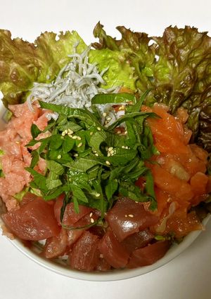 サニーレタスとシソで夏も元気一杯☆海鮮丼-レシピのメイン写真