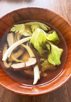 ホッと沁みわたる！セロリと椎茸のすまし汁-レシピのメイン写真