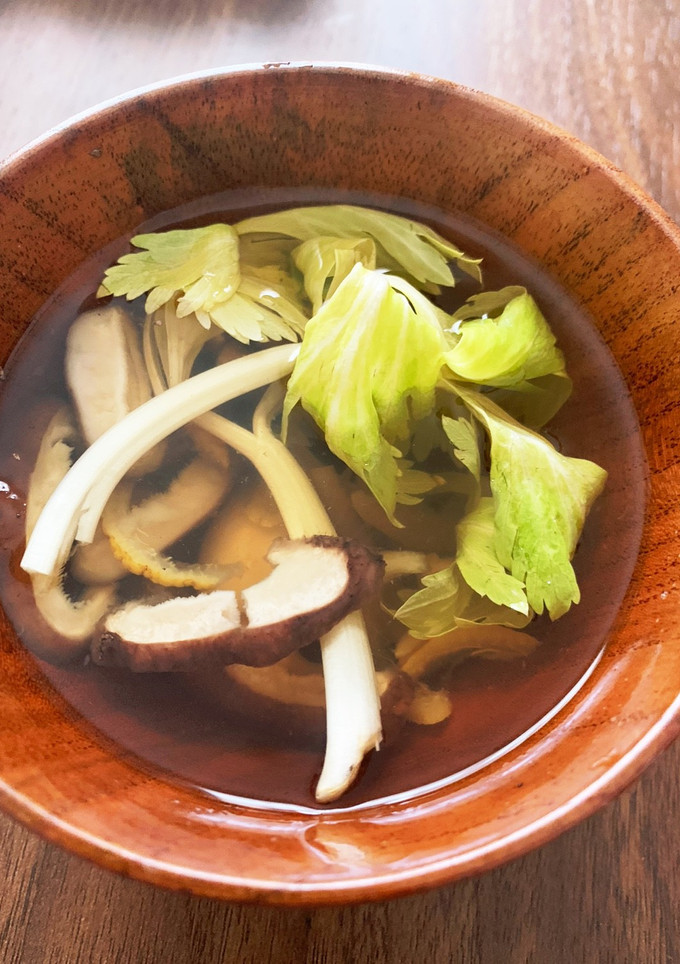 ホッと沁みわたる！セロリと椎茸のすまし汁-レシピのメイン写真