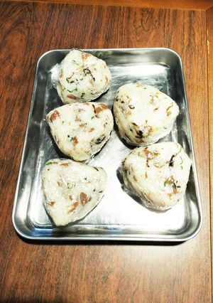梅と大葉と塩昆布おかか混ぜ込みおむすび-レシピのメイン写真