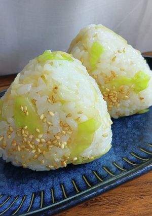 キャベツナムルのおにぎり♪-レシピのメイン写真