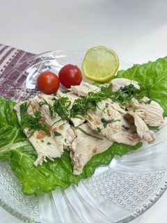 ヘルシーさっぱり茹で鶏の梅干しと大葉和え-レシピのメイン写真