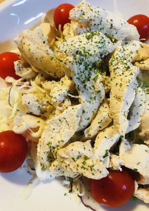 市販サラダ●鶏胸肉の塩茹でサラダ盛り-レシピのメイン写真