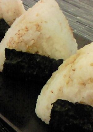 あまじょっぱい♪Wゴマのおかかおにぎり-レシピのメイン写真
