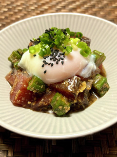 鰹とオクラのごまにんにく漬け、温玉乗せ-レシピのメイン写真