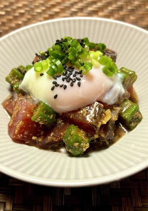 鰹とオクラのごまにんにく漬け、温玉乗せ-レシピのメイン写真