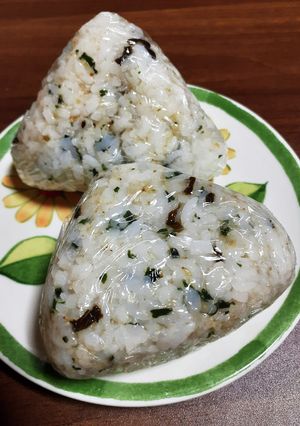 塩昆布とワカメ、すりゴマのお握り-レシピのメイン写真