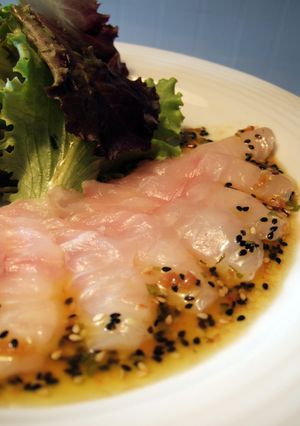 刺身サラダ、胡麻と香草のヴィネグレット-レシピのメイン写真
