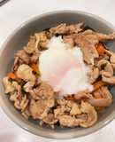 簡単炒めるだけ！韓国風ピリ辛豚丼