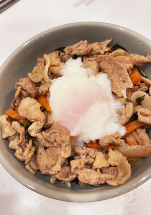簡単炒めるだけ！韓国風ピリ辛豚丼-レシピのメイン写真