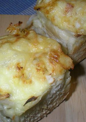 新玉ねぎとごぼうのマヨチー醤油パン-レシピのメイン写真
