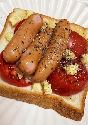簡単朝食！洋風具材のせ蜂蜜黒胡椒食パン-レシピのメイン写真