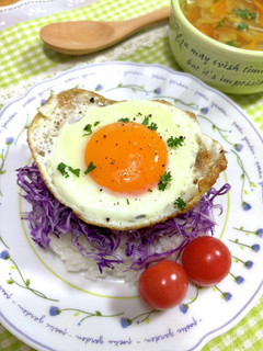 紫キャベツの目玉焼き乗せ♪-レシピのメイン写真