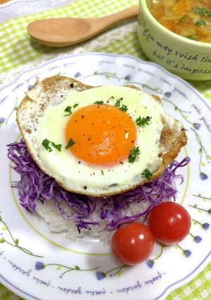 紫キャベツの目玉焼き乗せ♪-レシピのメイン写真