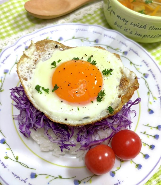 紫キャベツの目玉焼き乗せ♪ by ミント15♪ 【クックパッド】 簡単