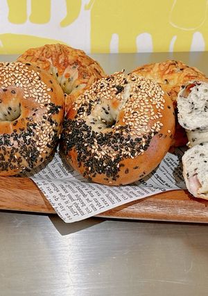 ゴマまみれベーグル☆マスタードベーコン-レシピのメイン写真