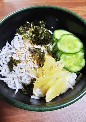 パリポリ歯応え♪シラスのっけご飯-レシピのメイン写真