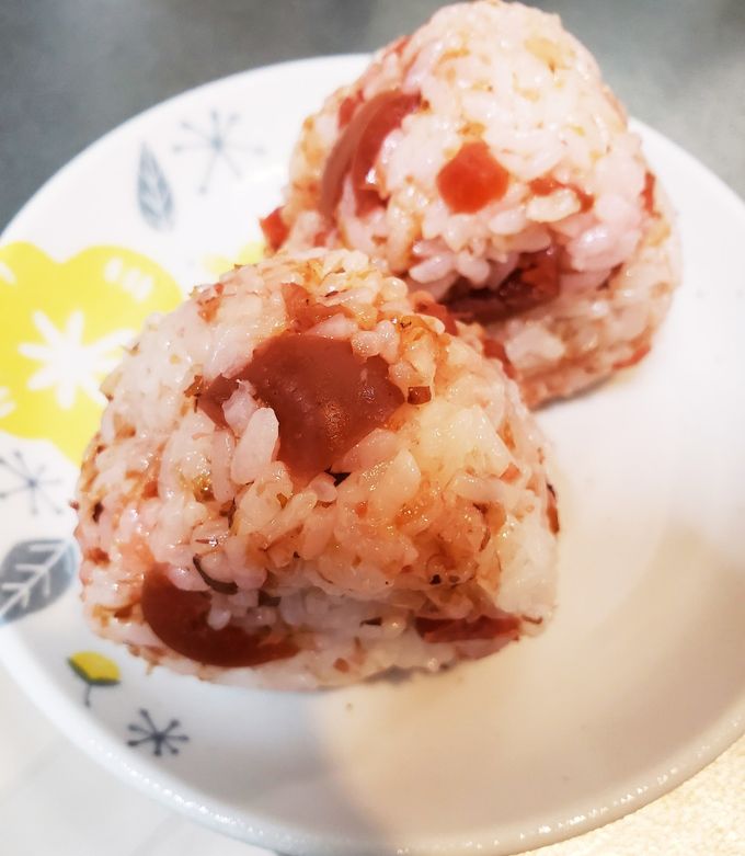梅ぇ～かつおふりかけおにぎり-レシピのメイン写真