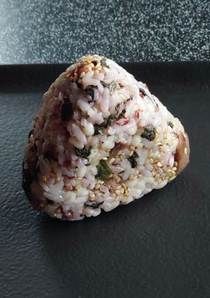 しば漬けと胡麻と梅干で餅麦入りオニギリ-レシピのメイン写真