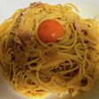 さらに卵黄で絡めて食べる濃厚カルボナーラ