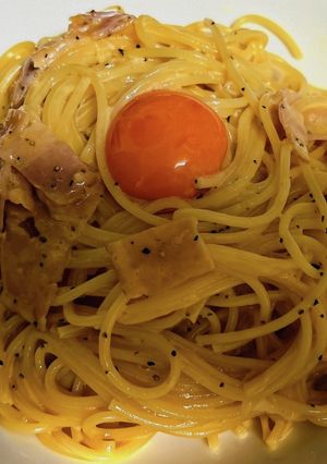 さらに卵黄で絡めて食べる濃厚カルボナーラ-レシピのメイン写真