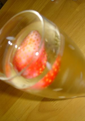 イチゴ風味の白ワイン-レシピのメイン写真