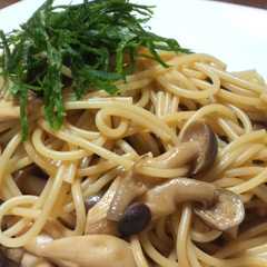 รูปของ しめじが香る！バター醤油味の和風パスタ