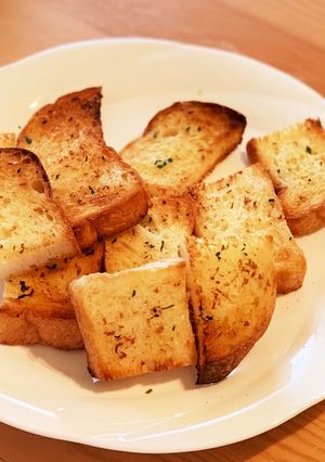普通のガーリックトースト。パーティー料理-レシピのメイン写真