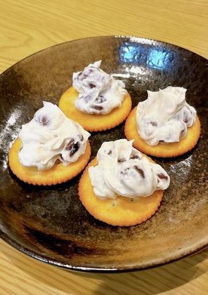 お酒に合う♪クリチと甘納豆のカナッペ-レシピのメイン写真