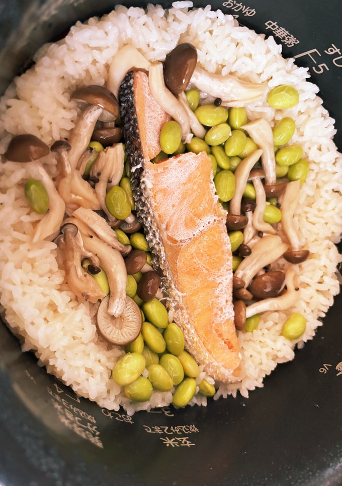 鮭と枝豆としめじの炊き込みご飯-レシピのメイン写真